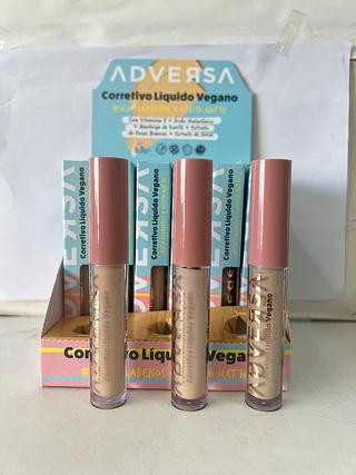 Corretivo liquido matte vegano claro cor 200 .250. 300/ 24pçs Adversa